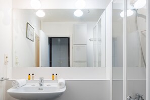 Dusche, Haartrockner, Handtücher