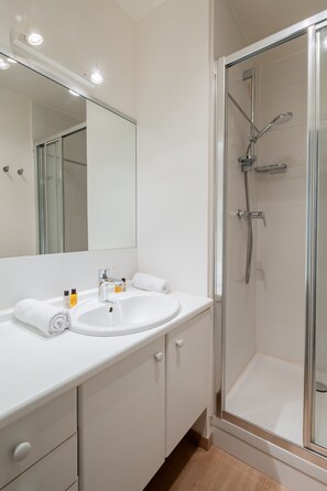 Shower, hair dryer, towels