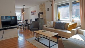 Una televisión, una chimenea