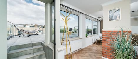 *Penthouse* Private Terrace With Wawel Castle View | 1 bedroom, desk, cribs/infant beds, free WiFi