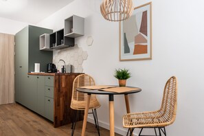 27. Modern Studio - Debniki | ICE | Manggha | Bàn, phòng cách âm, nôi/giường cho trẻ sơ sinh (phụ phí) 