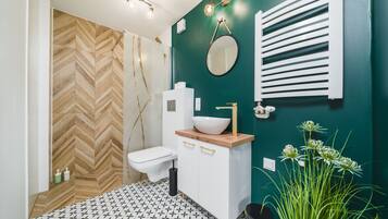 *Penthouse* Private Terrace With Wawel Castle View | Salle de bain | Douche, sèche-cheveux, serviettes fournies