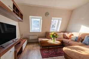 Familiehus - flere soveværelser - ved bjerg (Cozy Apartment Bovec) | Opholdsområde | 21-tommers fladskærms-tv med digitale kanaler