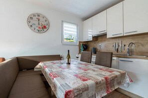 Casa família, vários quartos, ao lado da montanha (Cozy Apartment Bovec) | Opções para refeição