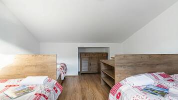 2 bedrooms, desk, free WiFi, bed sheets