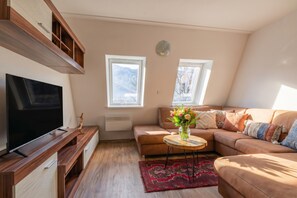 Nhà dành cho gia đình, 2 phòng ngủ, máy điều hòa, cạnh núi (Cozy Apartment Bovec in Soča Valley) | Khu phòng khách | TV màn hình phẳng 