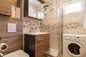 Casa família, vários quartos, ao lado da montanha (Cozy Apartment Bovec) | Banheiro | Chuveiro, secador de cabelo, toalhas de banho, sabonete