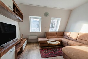 Casa família, vários quartos, ao lado da montanha (Cozy Apartment Bovec) | Área de estar | TV de tela plana 21 polegadas com canais digitais