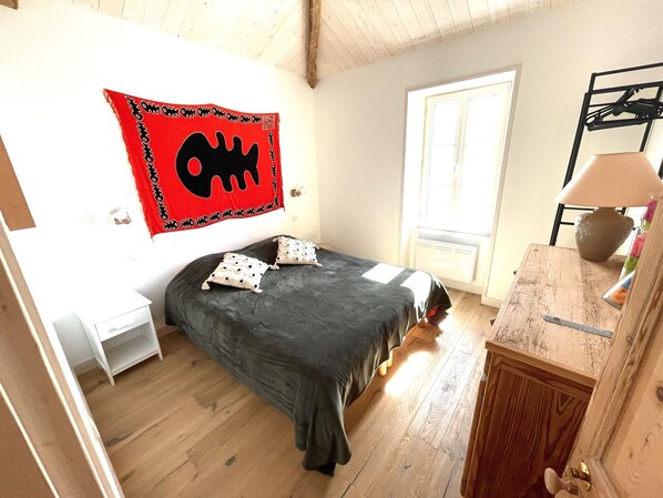 2 bedrooms, desk, iron/ironing board, travel cot