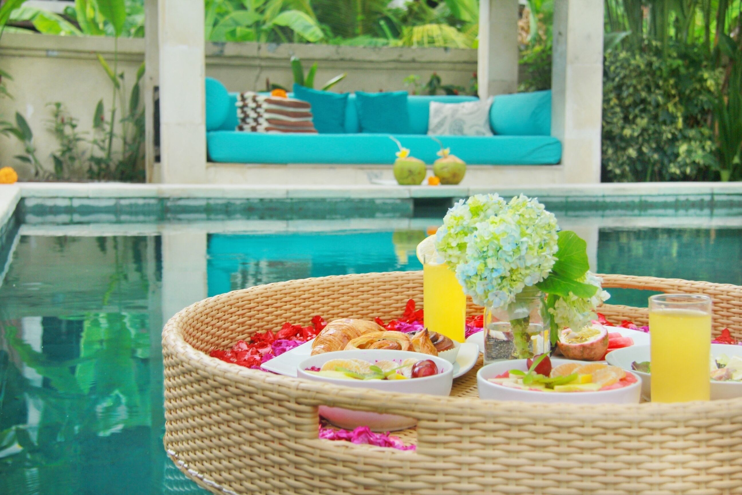 Cometa Villa Spacious - 4BR in Seminyak with enclosed living room, Pool & Garden