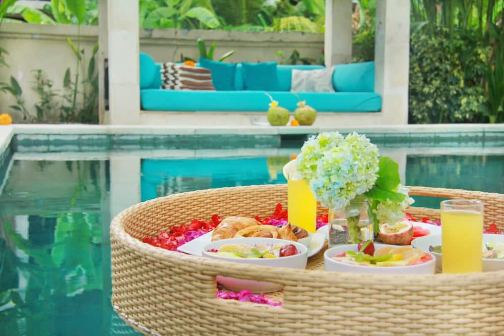 Cometa Villa Spacious - 4BR in Seminyak with enclosed living room, Pool & Garden