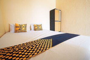 Basic Double Room | Free WiFi, bed sheets - Hotel O Homestay Bu Sun SyariahNearTaman Rekreasi & Pemandian Taman Suruh (Sidoarjo)