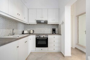 Kylskåp, ugn, spishäll och kaffe- och tebryggare