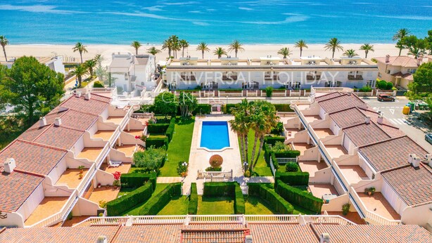 Resort com piscina, vista para a praia e várias villas.