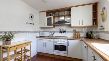 Frigorífico, microondas, horno y lavavajillas