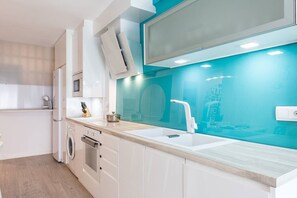 Fridge, microwave, oven, coffee/tea maker