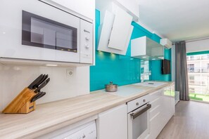 Fridge, microwave, oven, coffee/tea maker