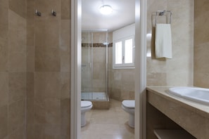 Douche, serviettes fournies