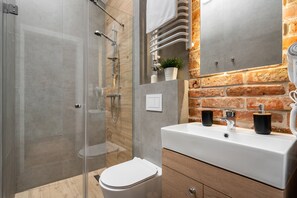 27A. Felicjanek | Baño | Ducha y bañera combinadas, secador de pelo, toallas y jabón