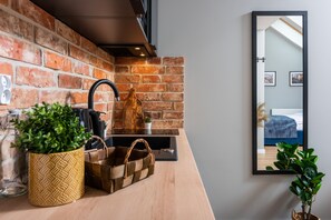 37. Felicjanek | Cocina básica privada | Frigorífico pequeño, microondas, cafetera o tetera y hervidor eléctrico