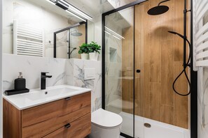 17B. Studio Kalwaryjska | Salle de bain | Douche, séchoir à cheveux, serviettes fournies, savon