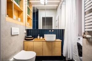 24A. 1 Bedroom Apartment | Salle de bain | Douche, séchoir à cheveux, serviettes fournies, savon