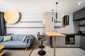 24A. 1 Bedroom Apartment | Woonkamer | Een 38-inch flatscreentelevisie met kabelzenders