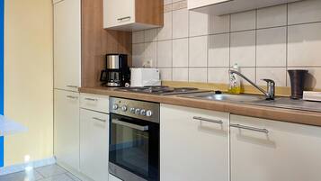 Fridge, stovetop, coffee/tea maker