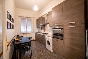 Refrigerador, horno, parrilla de estufa y cafetera y tetera 