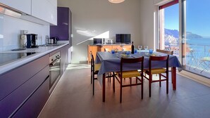 Una cocina moderna con comedor y amplias ventanas con vistas panorámicas.