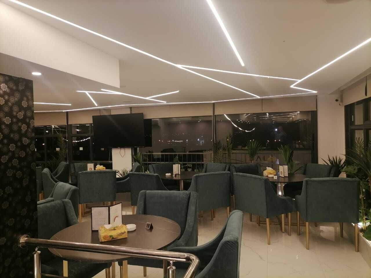 Un comedor moderno con mobiliario contemporáneo y vistas a la ciudad.