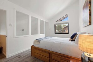 2 bedrooms, desk, iron/ironing board, WiFi