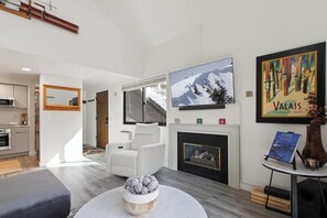 Televisión, chimenea, oficina