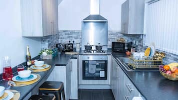House | Private kitchen | Fridge, microwave, oven, stovetop