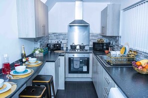 Private kitchen - Dudley 3bedroom Home-perfect for Long & Short Stay (Dudley)