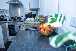 Maison | Cuisine privée | Réfrigérateur, micro-ondes, four, plaque de cuisson