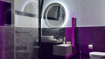 Ducha, bañera de hidromasaje, secador de pelo, bidet
