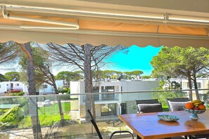 Outdoor dining - Cozy Apartment in San Pietro Resort (Ishëm)