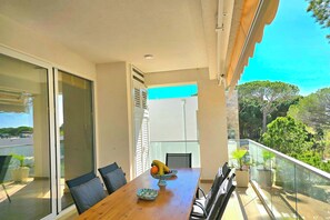 Outdoor dining - Cozy Apartment in San Pietro Resort (Ishëm)