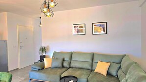 Familienapartment, 2 Schlafzimmer, Balkon (Cozy Apartment in San Pietro Resort) | Wohnbereich