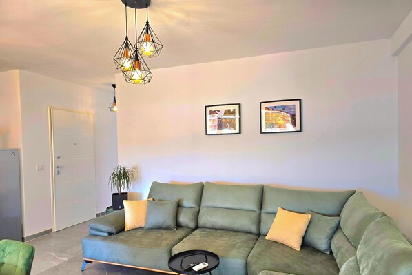 家庭公寓, 多間臥室 (Cozy Apartment in San Pietro Resort) | 客廳 | 21 吋智能電視連有線電視頻道