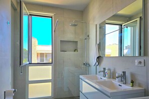家庭公寓, 多间卧室 (Cozy Apartment in San Pietro Resort) | 浴室 | 淋浴设施、吹风机、毛巾、肥皂