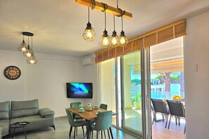 家庭公寓, 多間臥室 (Cozy Apartment in San Pietro Resort) | 客廳 | 21 吋智能電視連有線電視頻道