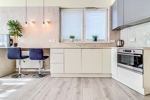 Comfort Apartment | Private kitchenette | Fridge, stovetop, cookware/dishes/utensils