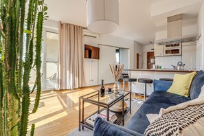 Appartement Deluxe | Salle de séjour | Télévision à écran plat de 37 pouces avec chaînes numériques