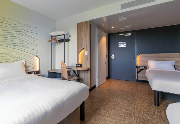 A hotel room with a large bed, two bedside tables, a desk, and a wardrobe. - B&B Hotel Mulhouse Bâle Aéroport (Hésingue)