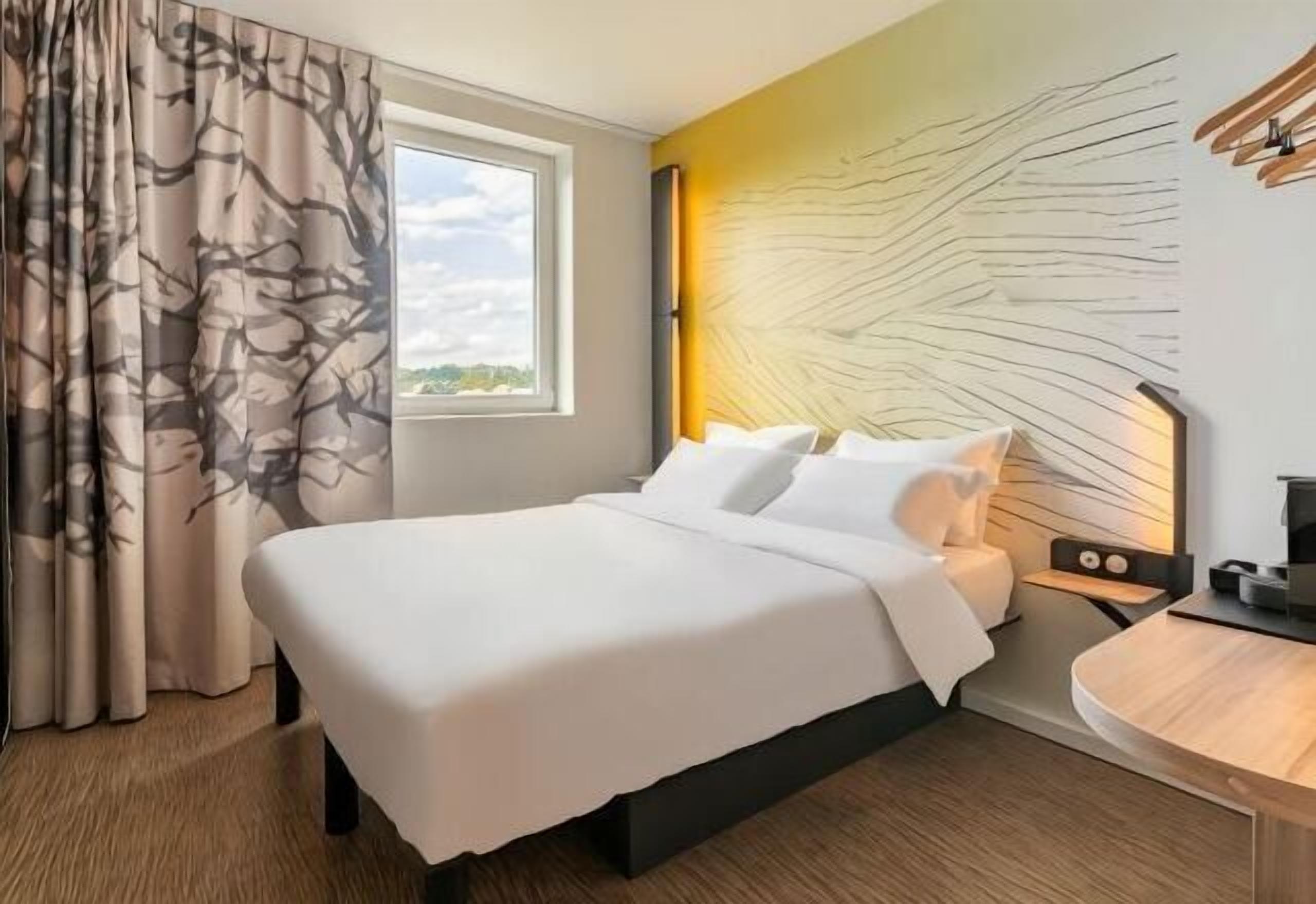 Desk, soundproofing, free WiFi, bed sheets