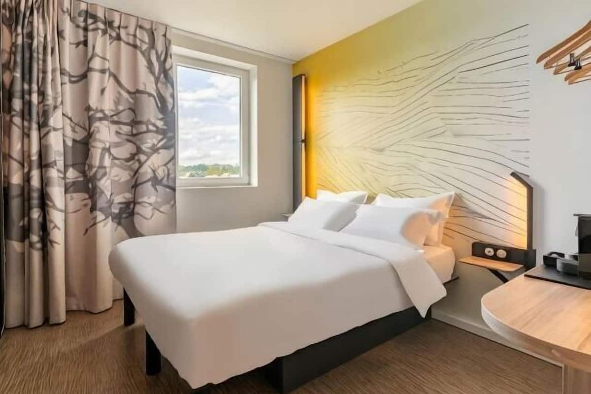 Desk, soundproofing, free WiFi, bed sheets