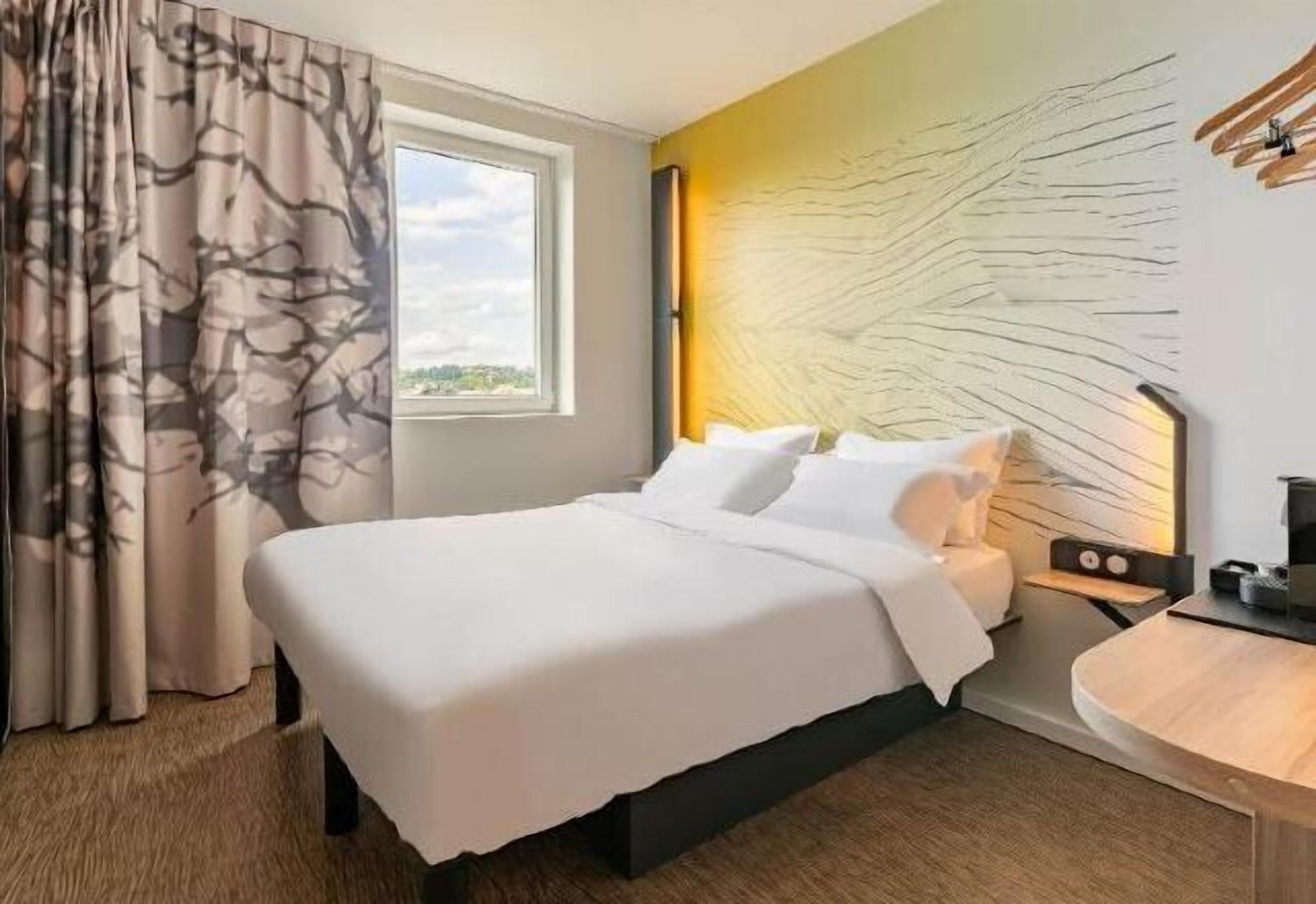 Desk, soundproofing, free WiFi, bed sheets
