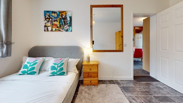 House | 4 bedrooms, desk, iron/ironing board, free WiFi